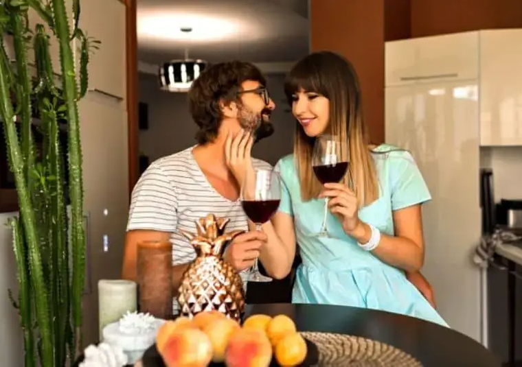 Who should pay on a date or relationship Is it normal for man to always pay.